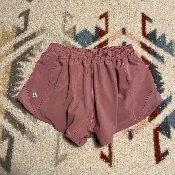 RARE!!  Lululemon Hotty Hot Short II 2.5" Velvet Dust Size 4 - Picture 3 of 6